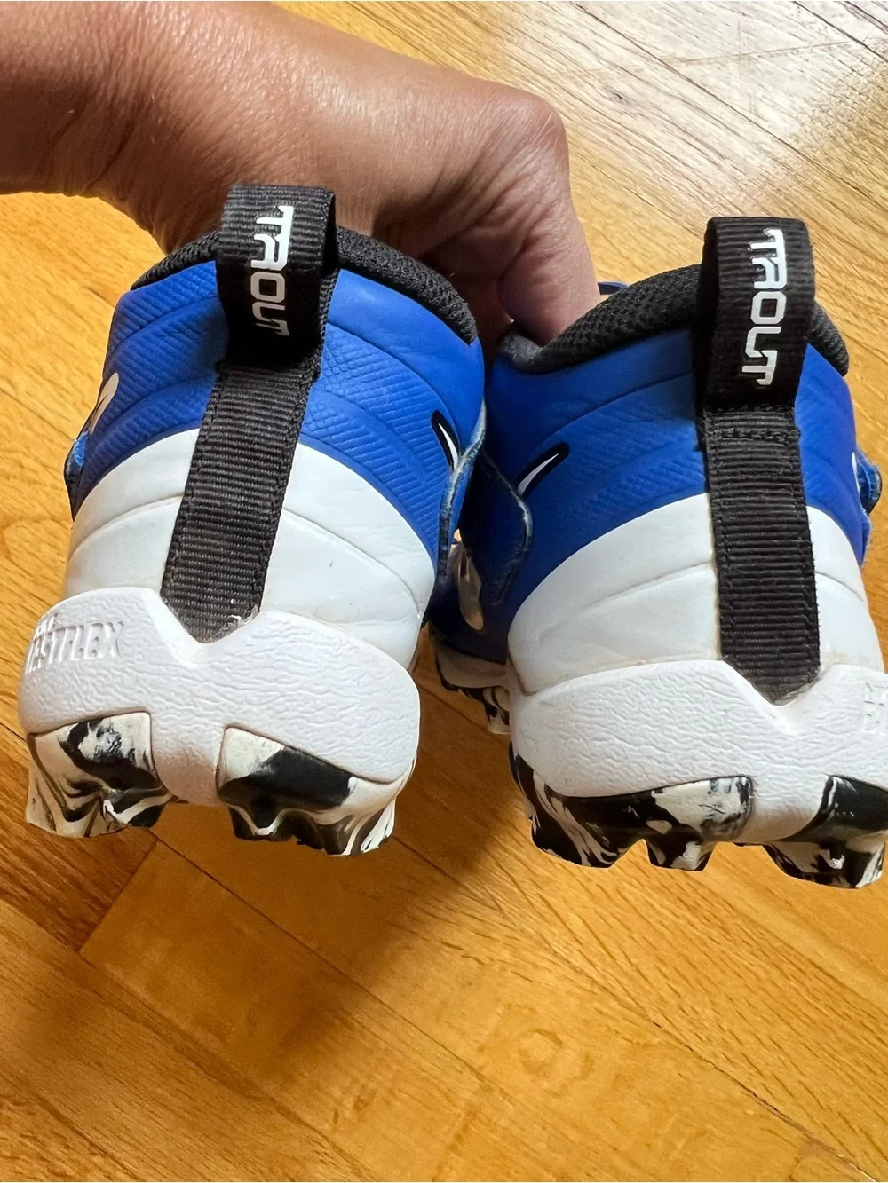 Nike FastFlex Trout Cleats Blue & White size 4Y